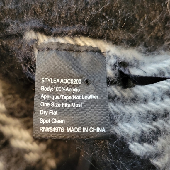 Soft and warm shawl with toggle closure - Picture 5 of 5